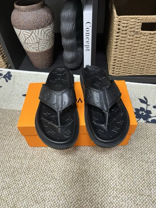 P270🏆Louis Vuitton 🏆[Louis Vuitton] Spring/Summer 2025 [Men's Flip Flops] 🎯🎯As an active family in the fashion industry ⭐ Lv is characterized by bold innovation ⚡Create this casual business style for Chinese fashionable men ✨The fabric is made of imported high-grade cowhide 🔥 Clean and neat ⚡Fashionable and elegant🌹Breathable, sweat-absorbent and deodorant👈So luxurious, high-end and domineering. 👍Must be sold if you repost the picture. Number of yards: 38--46. Color: 🎉 For large quantities. Welcome to repost.